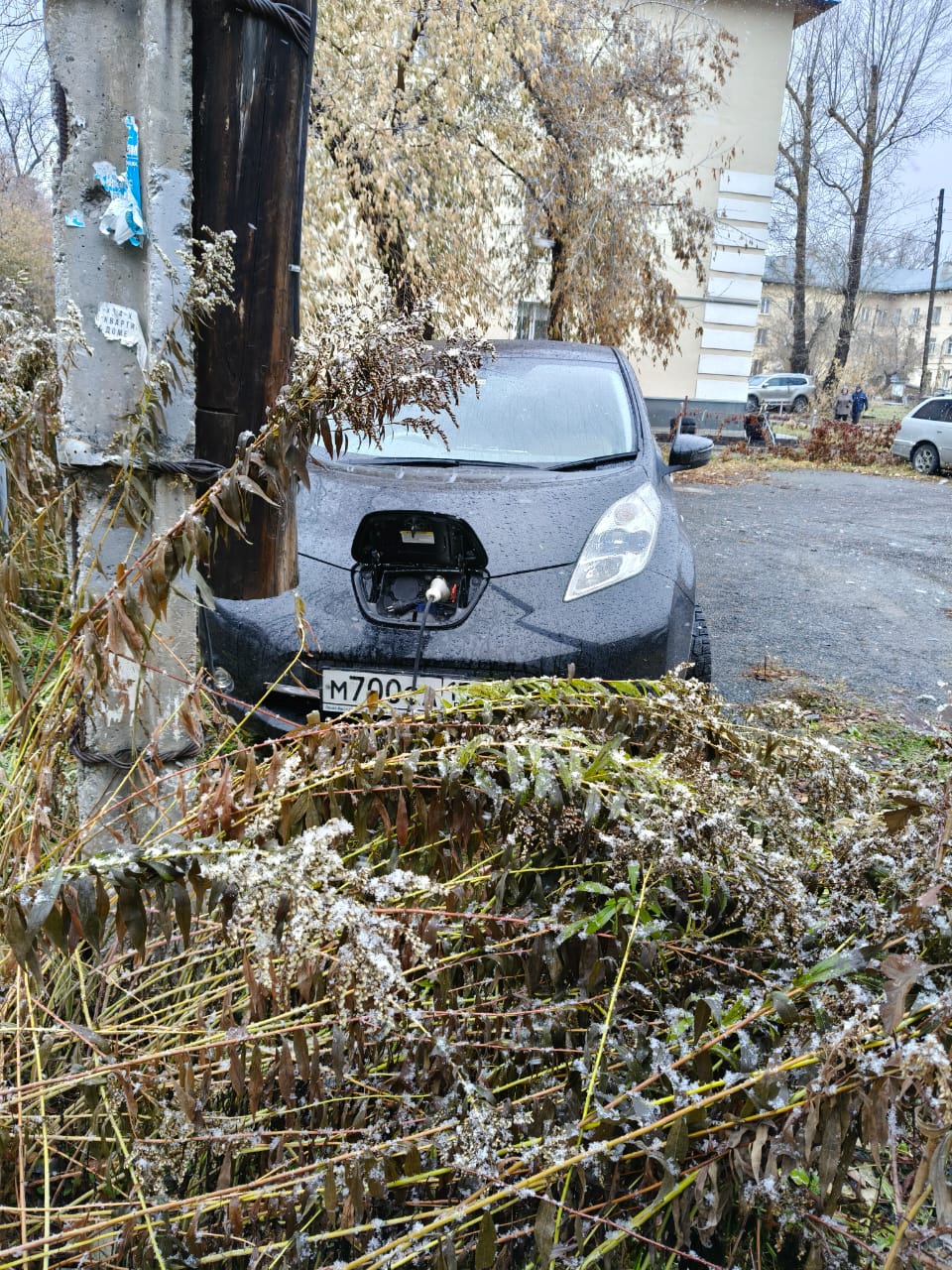 960x1280, 357 Kb / Новосибирск, автомобиль, двор, зарядка, столб, ниссан лиф, Nissan Leaf