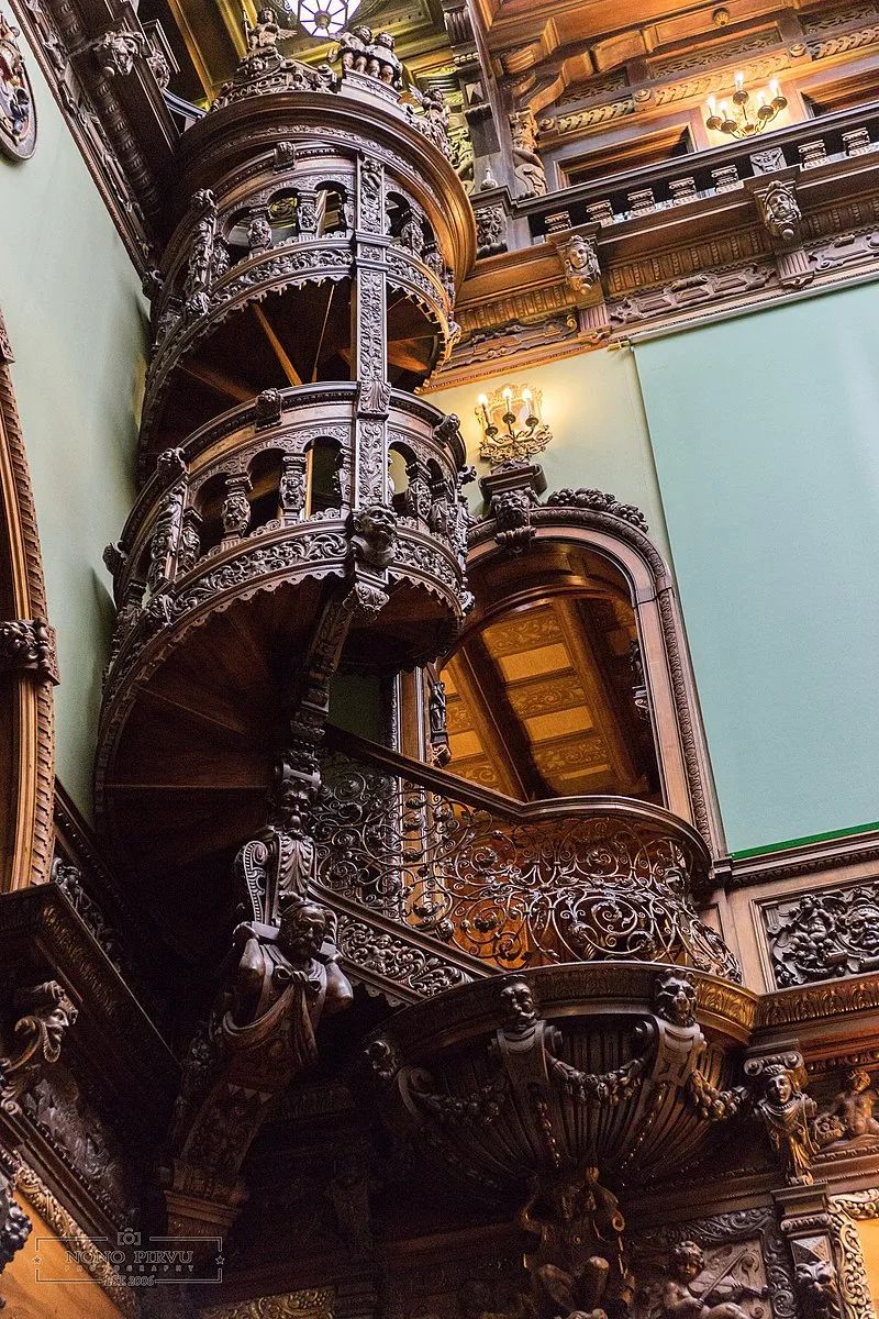 800x1200, 311 Kb / винтовая лестница, замок, дворец, Пелеш, Румыния