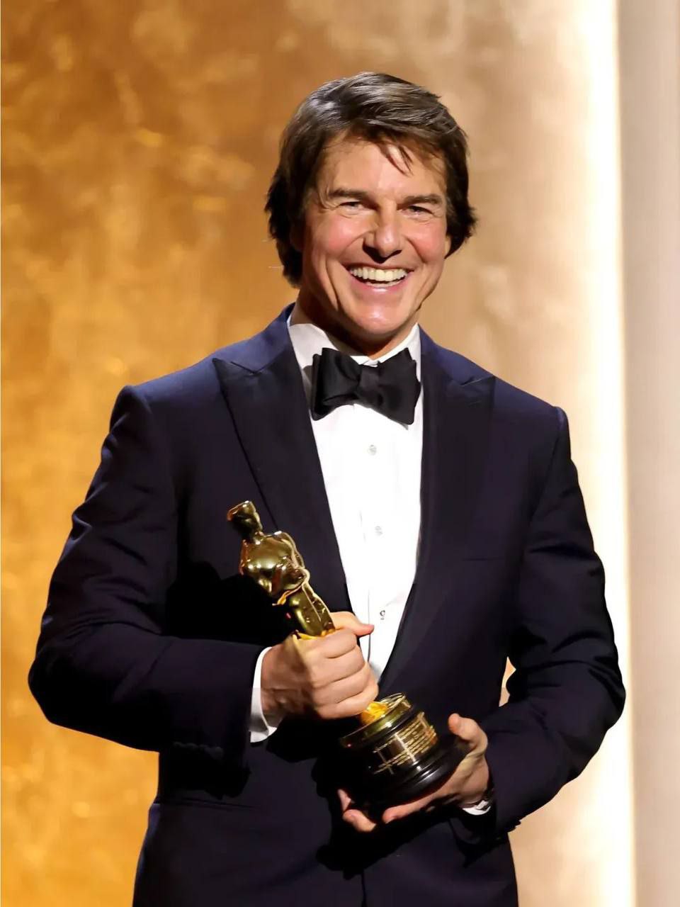 960x1280, 94 Kb / Том Круз, Оскар, бабочка, смокинг