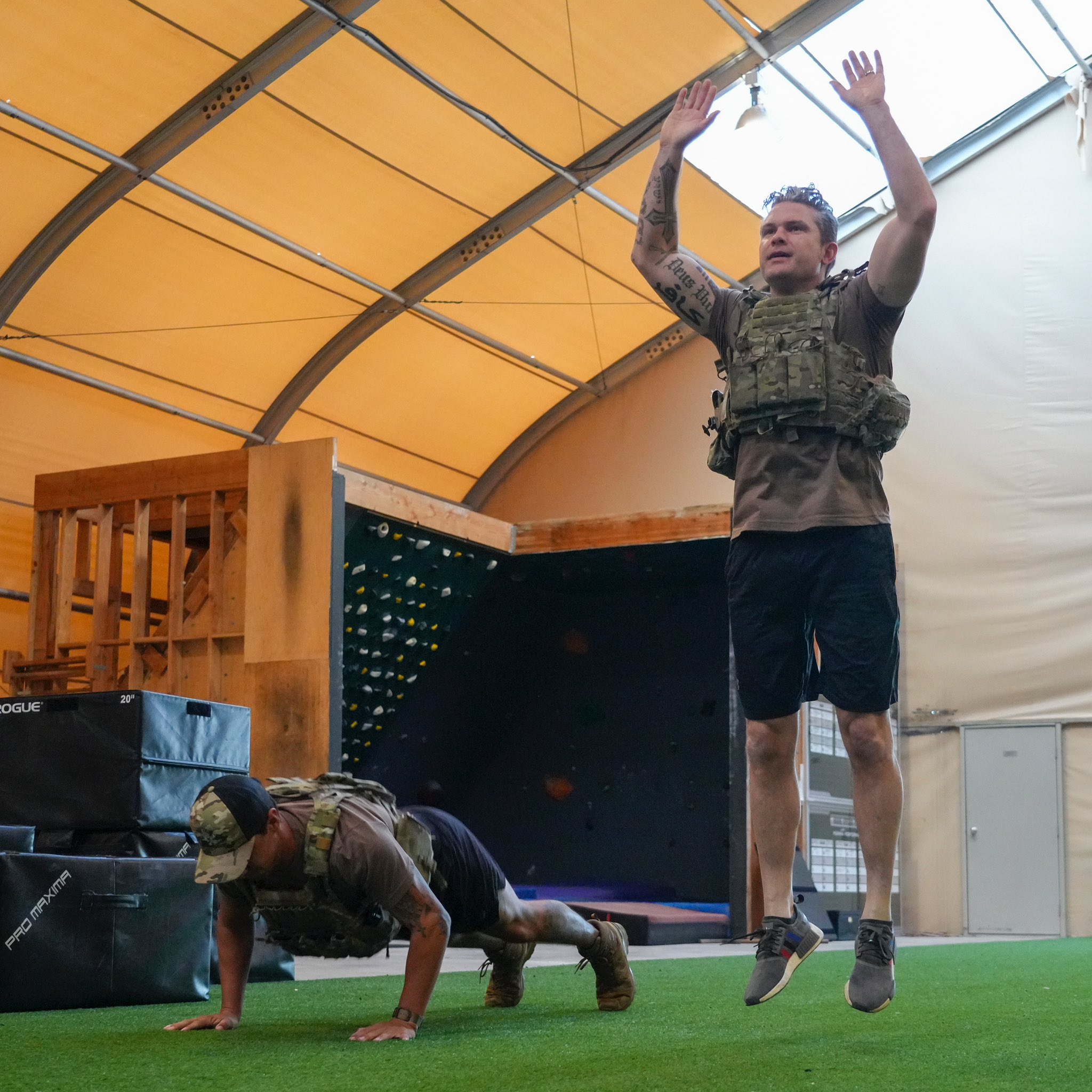 2048x2048, 510 Kb / Питер Хегсет, министр, солдат, шорты, тату, США, Pete Hegseth