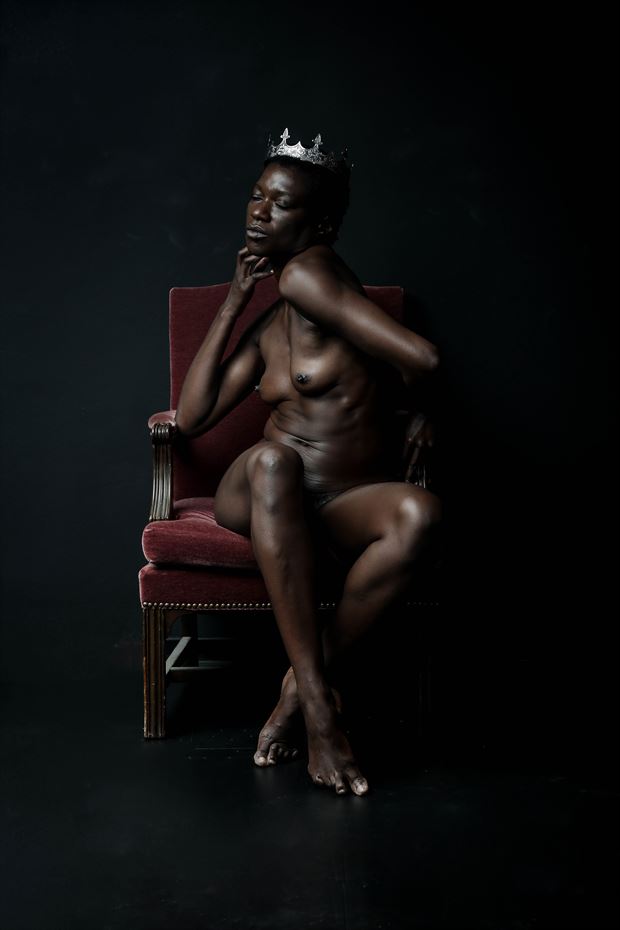 620x930, 28 Kb / кресло, корона, эбонит, негр