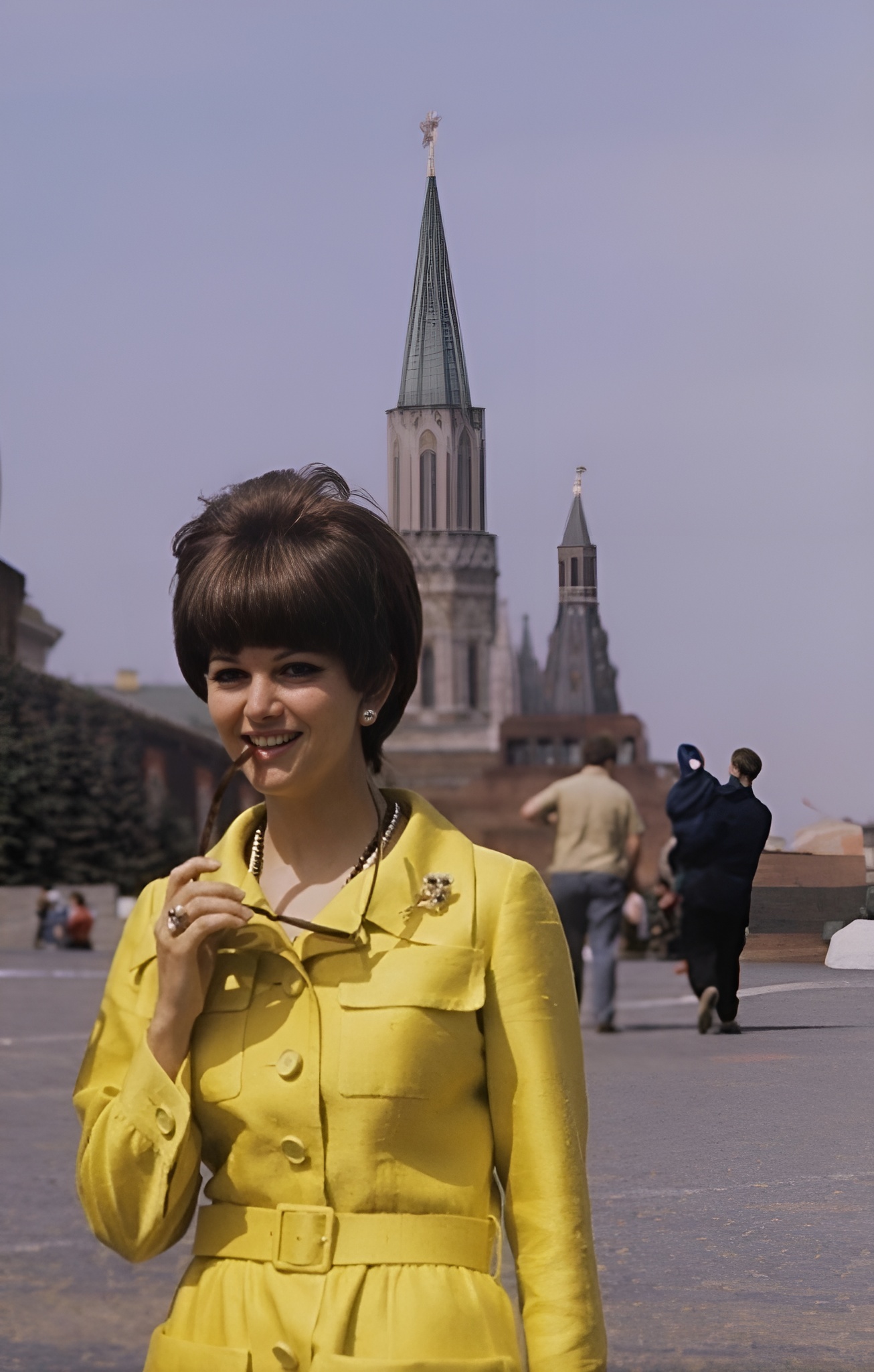 1306x2048, 470 Kb / клаудиа кардинале, плащ, жёлтый