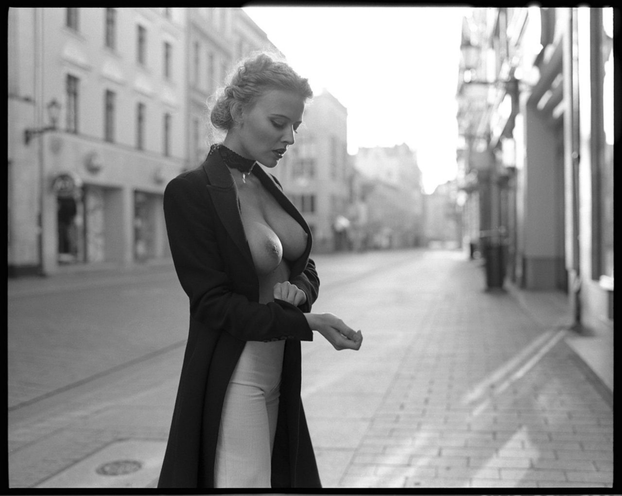 1280x1021, 142 Kb / ч/б, сиськи, улица, пальто