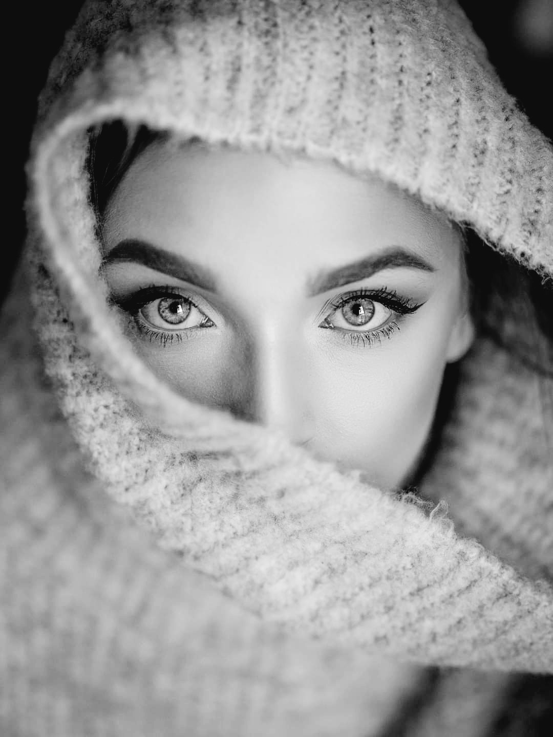 1080x1440, 141 Kb / глаза, ворот, свитер, ч/б