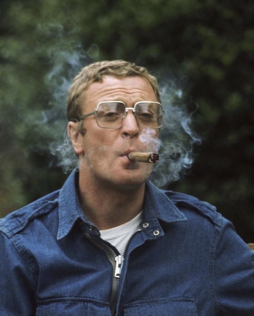 828x1030, 93 Kb / Michael Caine, очки, сигара, джинсы, рубаха, рубашка