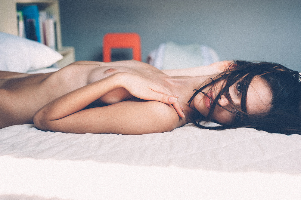 1000x665, 217 Kb / Gloria Lombardi, голая, кровать, волосы, шкаф, книги