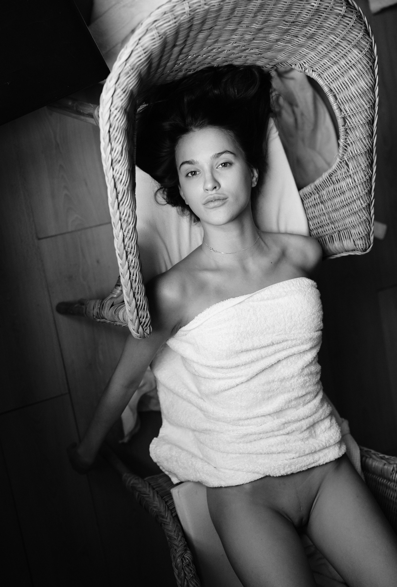 1385x2048, 523 Kb / Кресло, ротанг, голая, бритая, полотенце, цепочка, ч