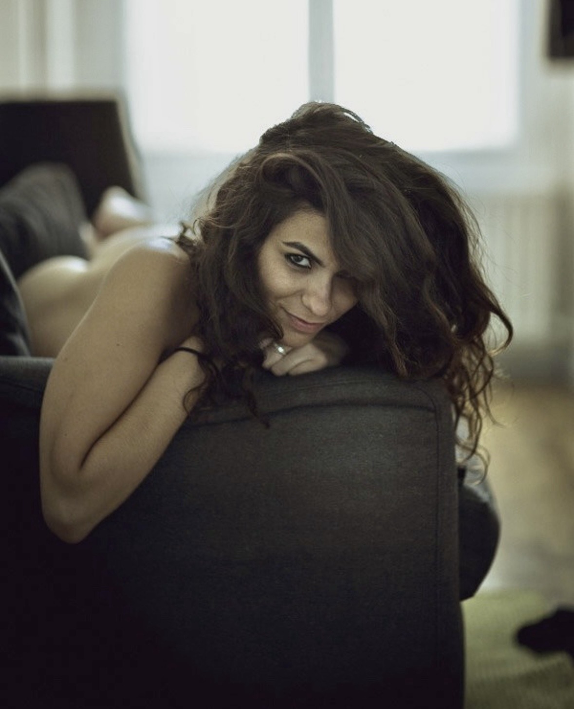 1179x1456, 170 Kb / диван, глаз, попа, голая, лохматая, локоны, кольцо, браслет, фенечка, окно