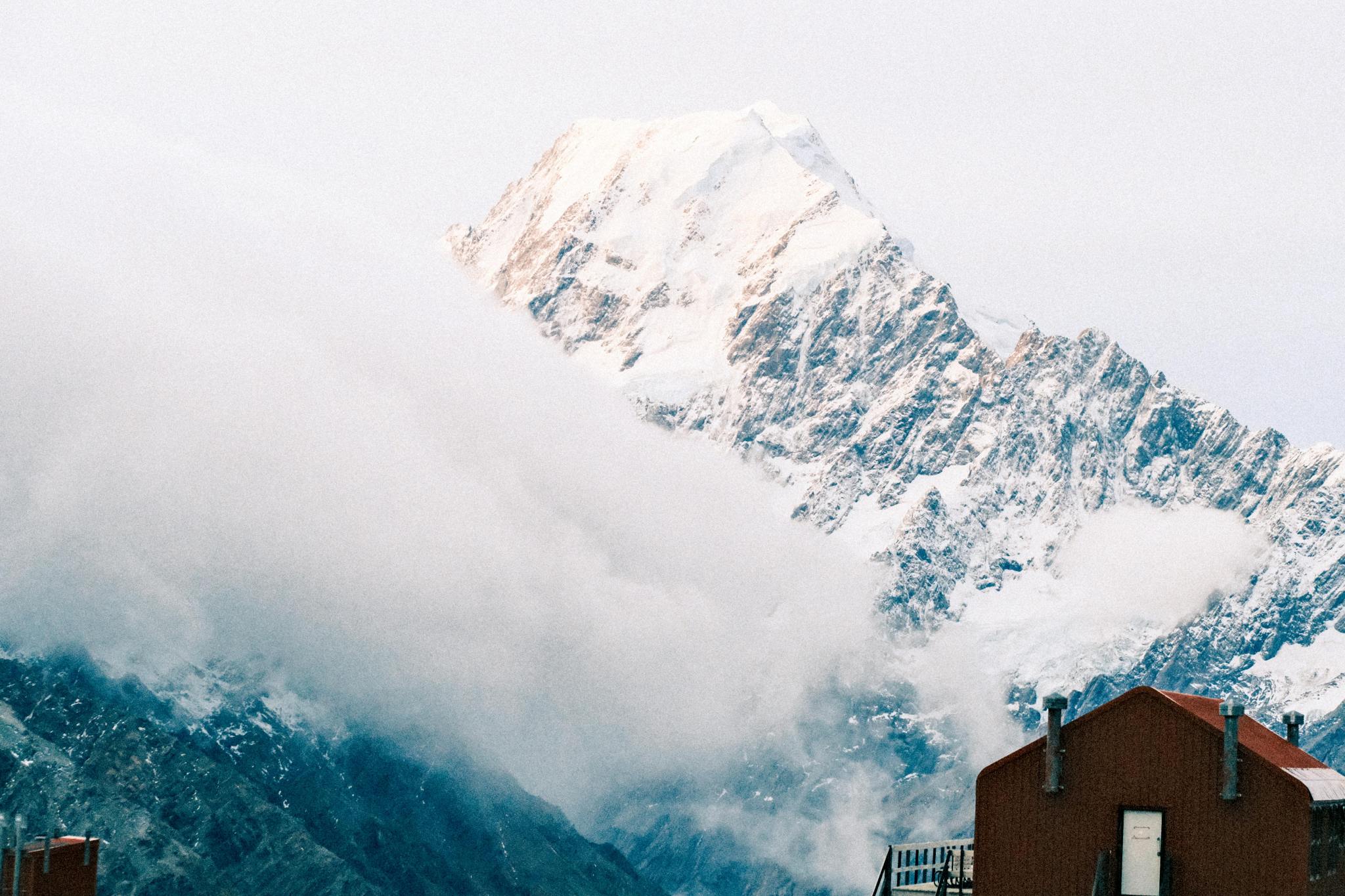2048x1365, 374 Kb / горы, снег, облака, туман, дом, труба