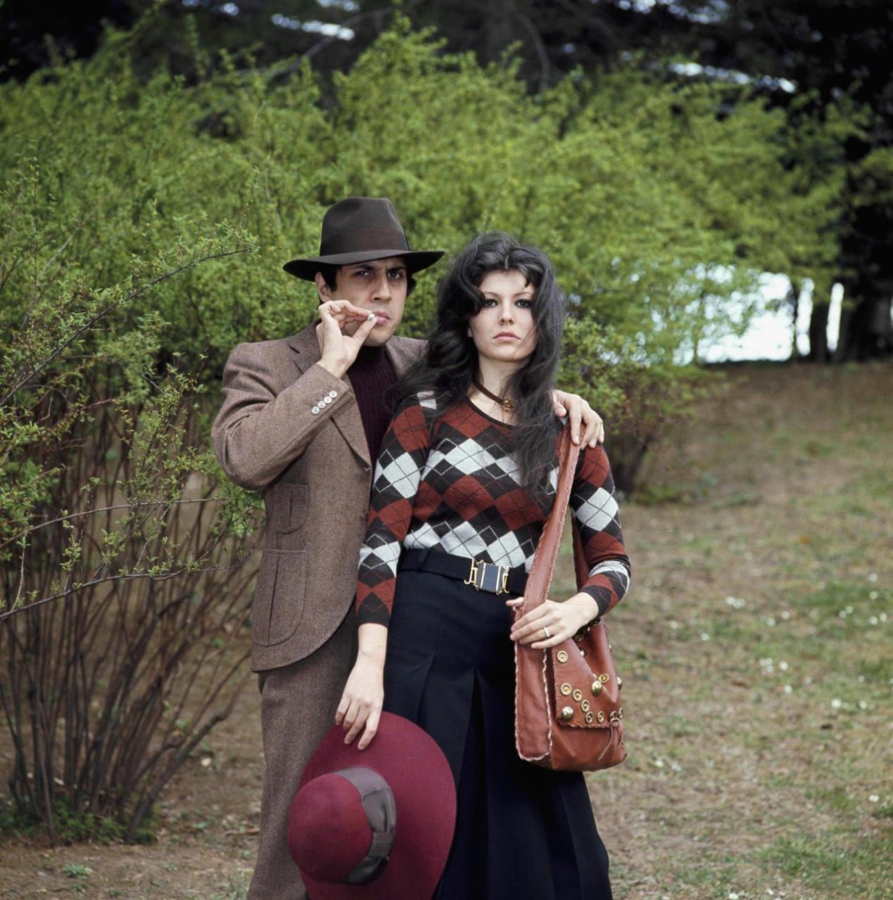 1269x1280, 247 Kb / Адриано Челентано, Клаудия Мори, шляпа, пиджак, сумка, сигарета