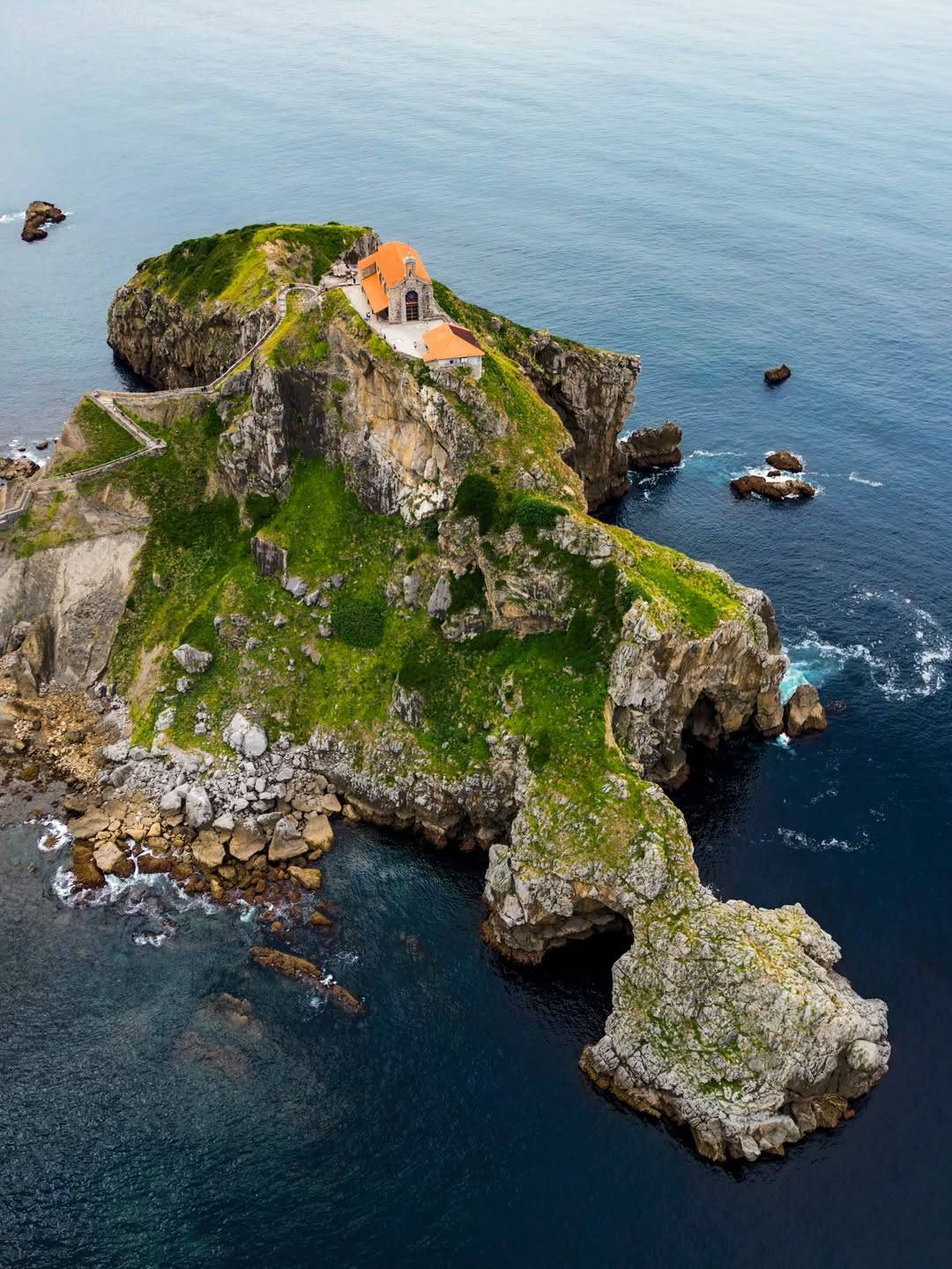 1080x1439, 252 Kb / Испания, остров, часовня, Гастелугаче, Doniene Gaztelugatxeko