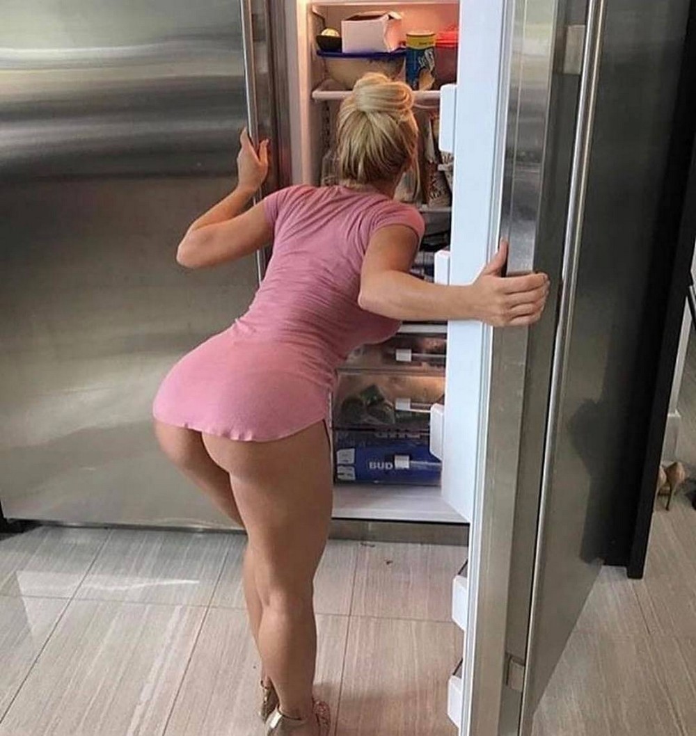 1000x1058, 164 Kb / блондинка, попка, холодильник, розовое