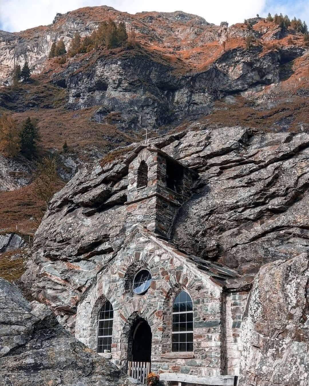 1080x1350, 258 Kb / Гора, скала, Австрия, часовня, крест