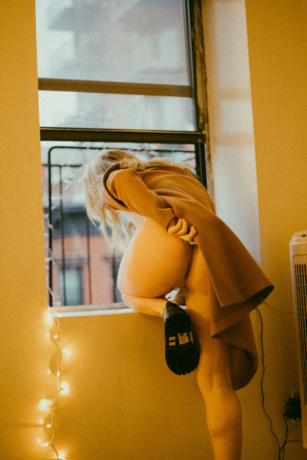 1024x1536, 301 Kb / попа, трусы, стринги, пальто, без лица, окно, гирлянда, кондиционер, ботинки