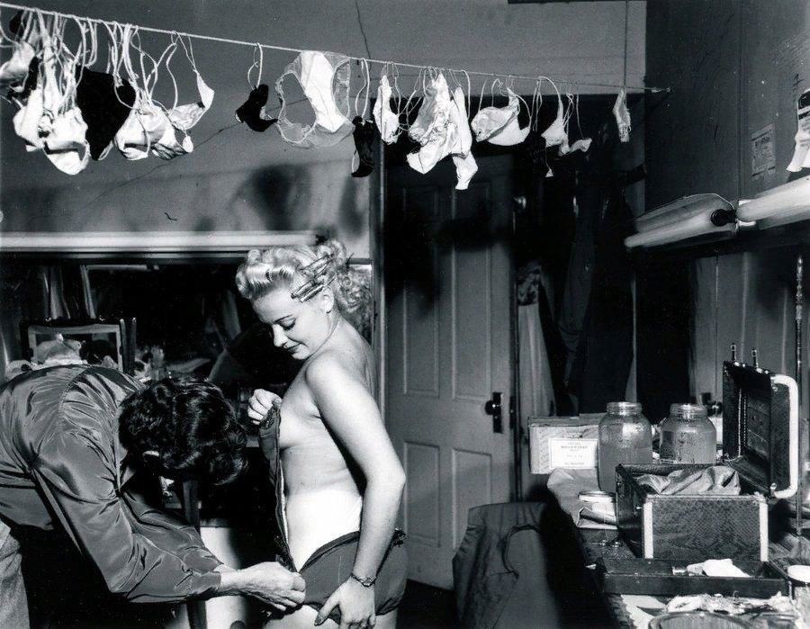 900x699, 114 Kb / ч/б, магазин, трусы, бюстгалтер, банка, примерка, США