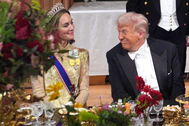 800x533, 94 Kb / Кейт Миддлтон, Дональд Трамп, корона, президент, пиджак, бабочка, застолье, цветы, улыбка