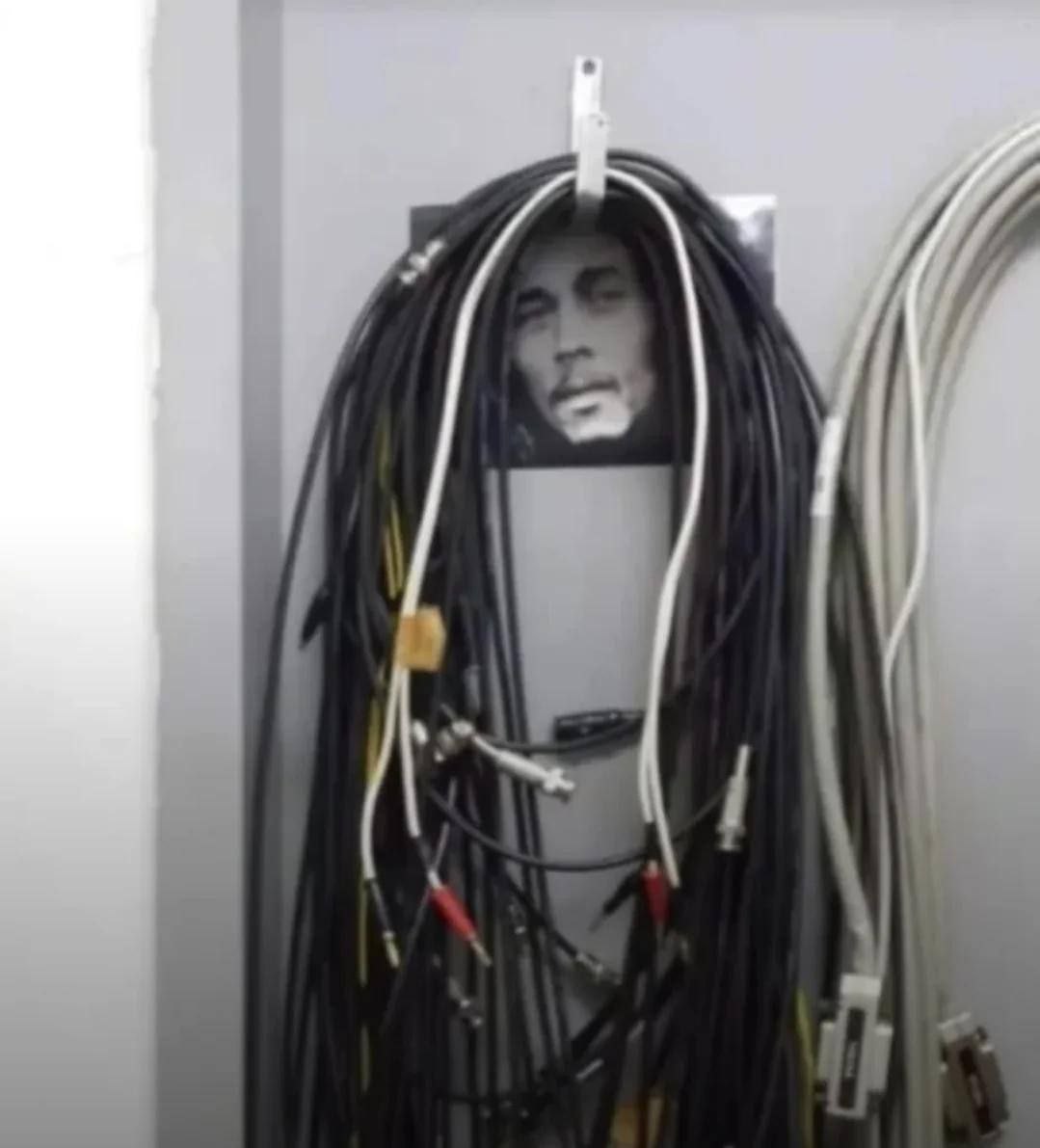 1079x1191, 75 Kb / Боб Марли, кабель, провод