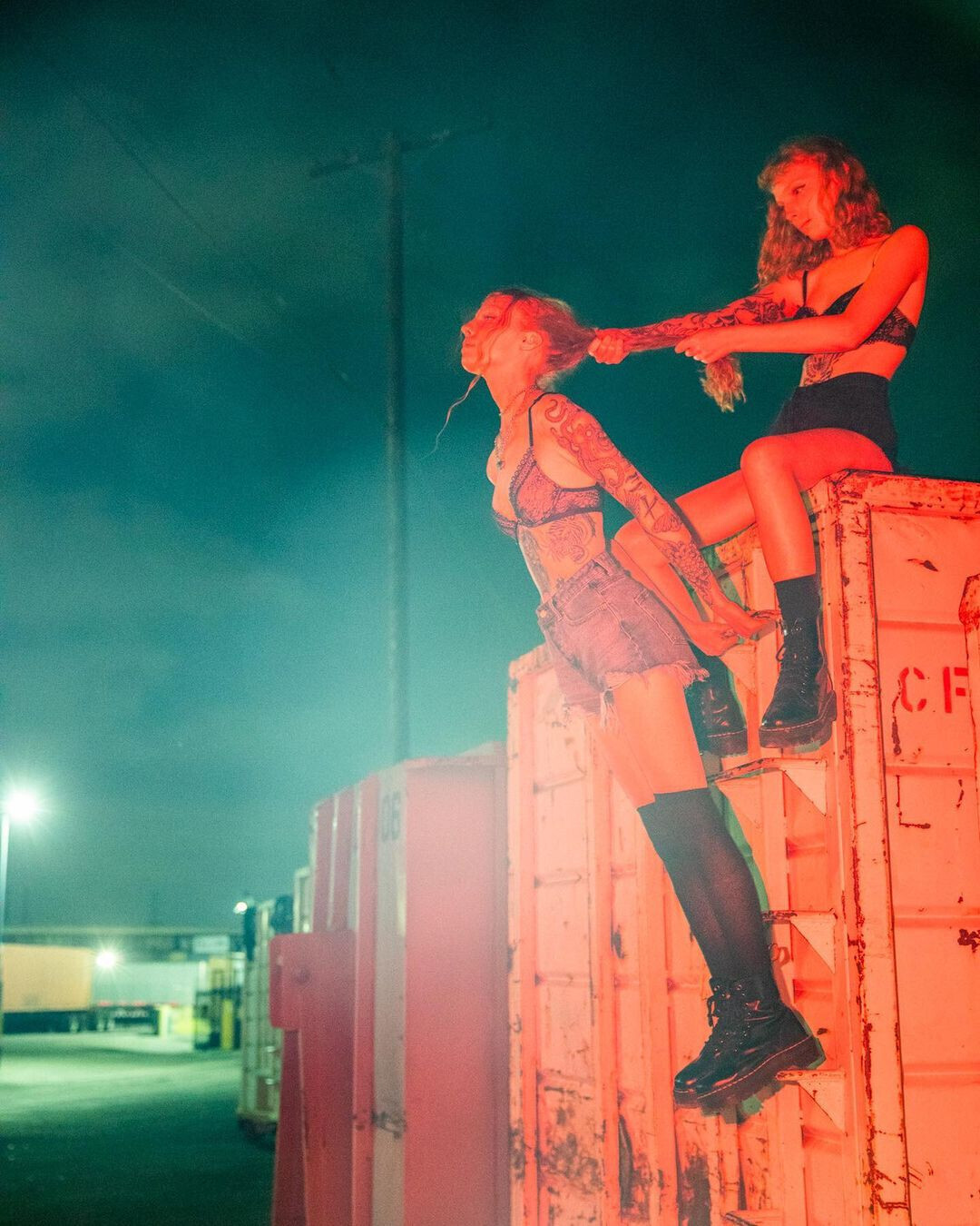 1080x1350, 290 Kb / Майкл Донован, контейнер, шорты, ботинки, тату, склад