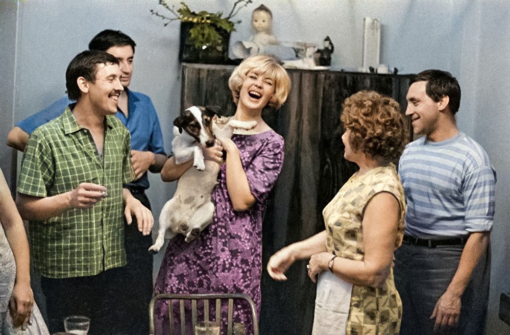 999x656, 184 Kb / Владимир Высоцкий, Валерий Золотухин, Вениамин Смехов, собака, СССР, платье, рубаха