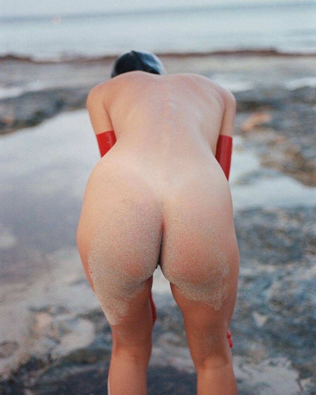 1080x1349, 144 Kb / попа, песок, раком, без лица, шапочка