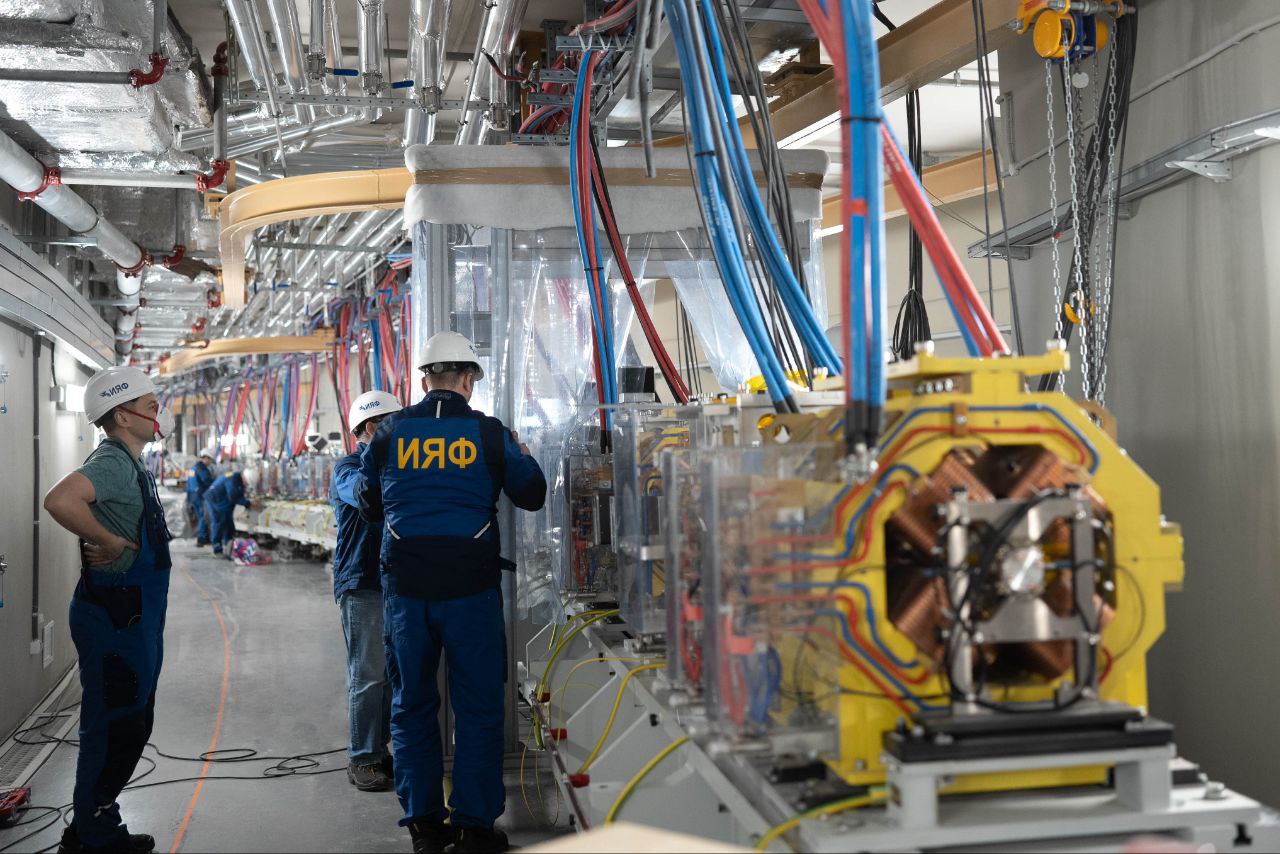 1280x854, 220 Kb / Новосибирск, Кольцово, СКИФ, фотон, стройка, ИЯФ, кабель, каска