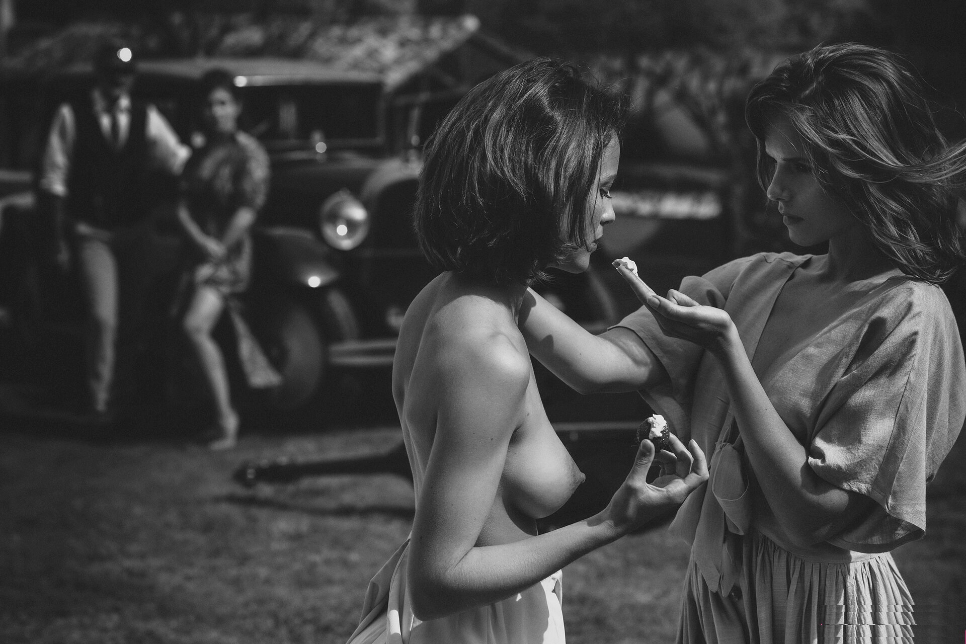 1920x1280, 474 Kb / Melissa Canadas, платье, ч/б, автомобиль, клубника, сливки