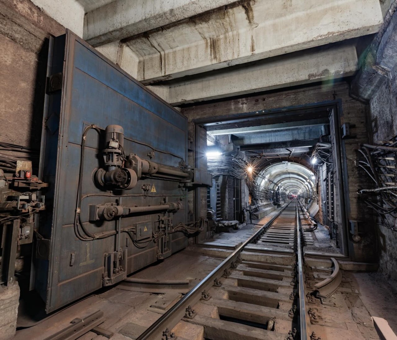 1280x1096, 254 Kb / Новосибирск, метрополитен, ворота, двери