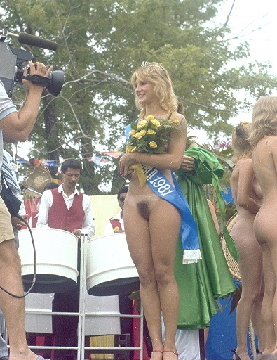 395x512, 400 Kb / Peggy McIntaggart, голая, мохнатка, сцена, конкурс красоты