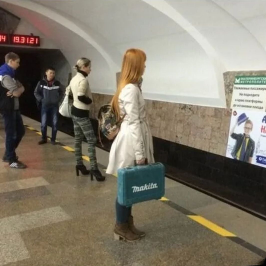 1066x1064, 94 Kb / Новосибирск, метро, Makita, перфоратор, рюкзак, плащ