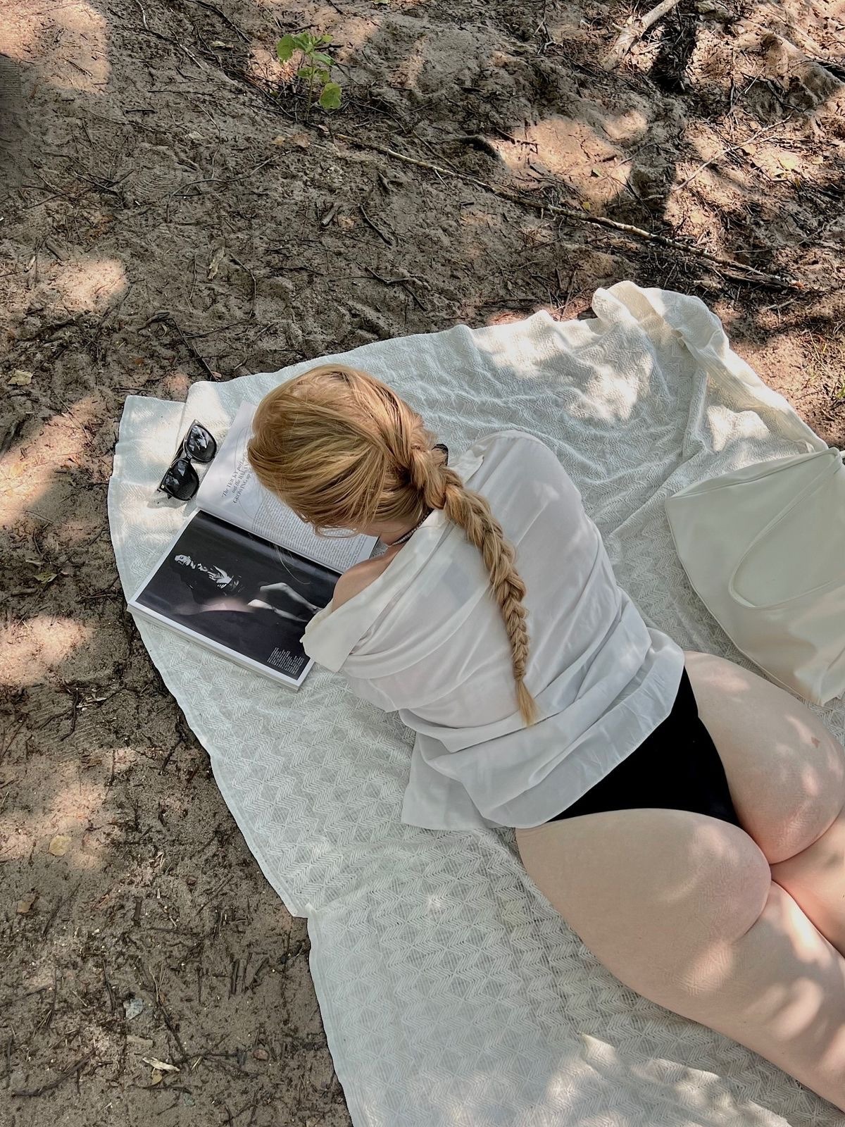 1200x1600, 629 Kb / попа, трусы, журнал, очки, коса