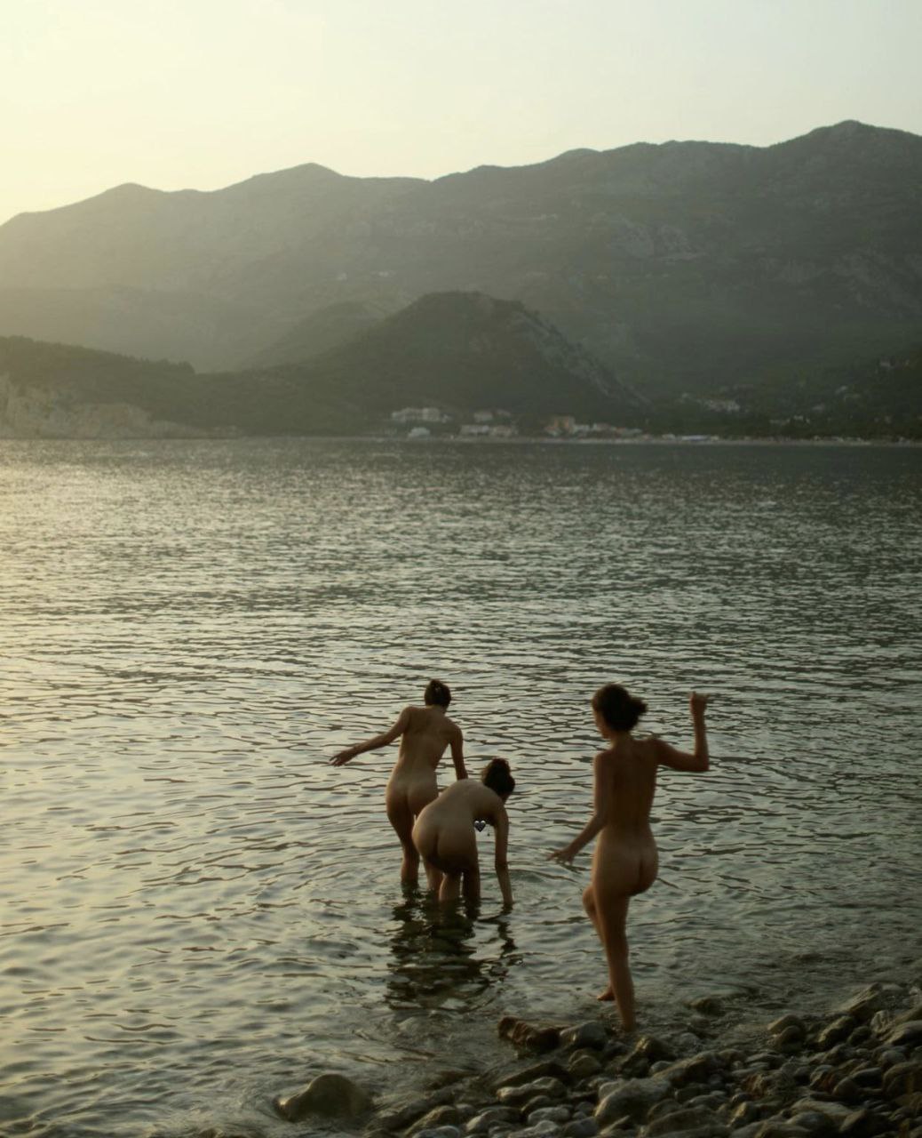 1038x1280, 190 Kb / три, голая, попа, загар, озеро, горы, камни