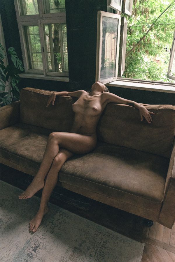 600x900, 85 Kb / Avrelia Amaris, диван, окно, голая, без лица, цветок