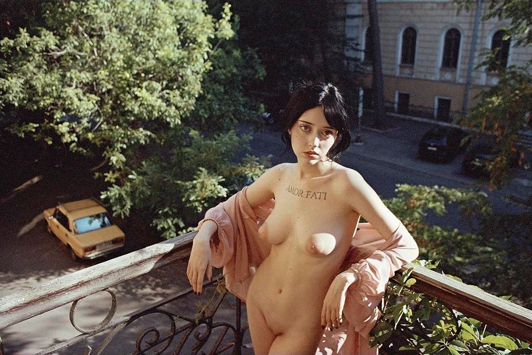 1080x720, 212 Kb / Amor Fati, бритая, балкон, жигули
