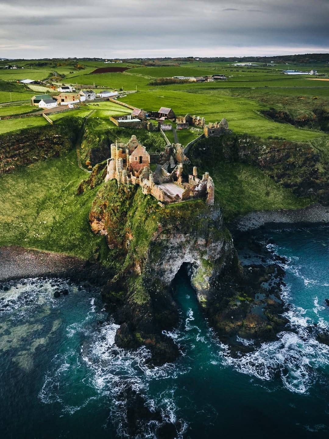 1080x1440, 279 Kb / замок, руины, Замок Данлюc, Ирландия, море, скала