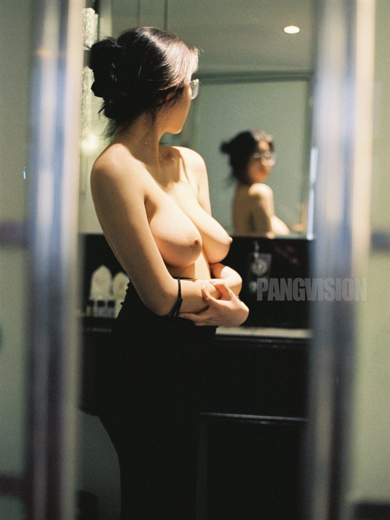 800x1066, 103 Kb / платье, зеркало, очки, туалет