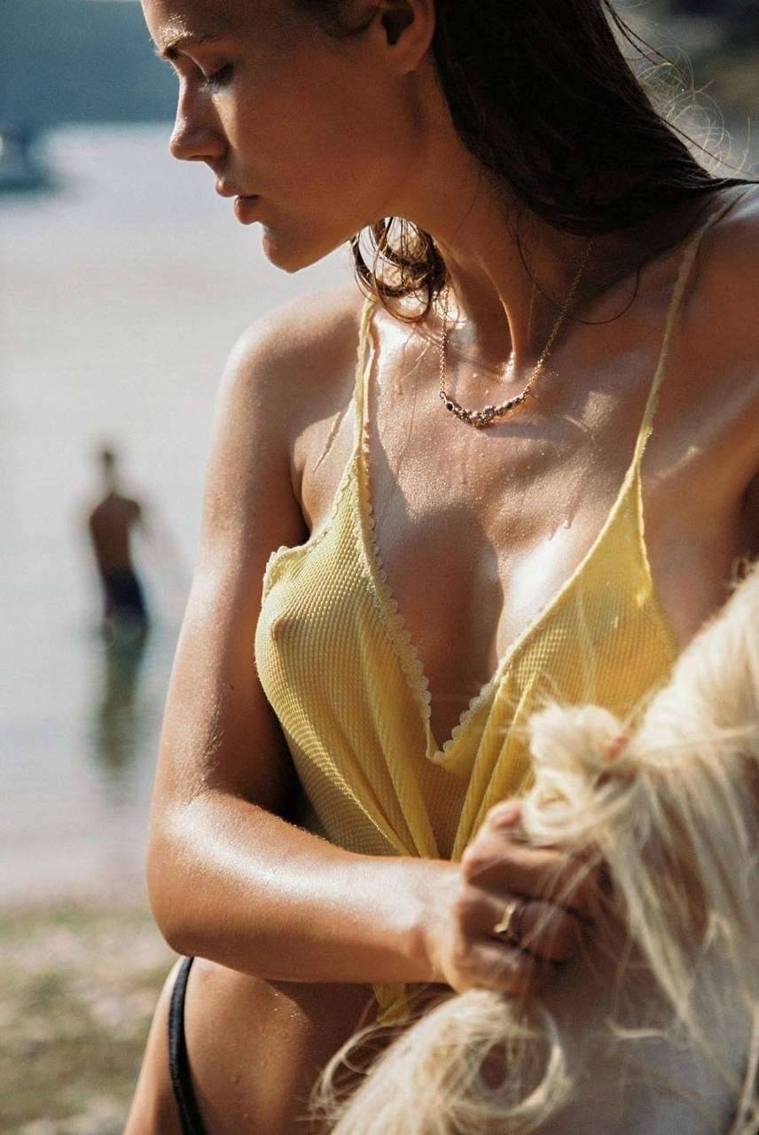 856x1280, 100 Kb / Lois Schindeler, мокрая, бикини, лошадь, конь, цепочка, пляж, песок