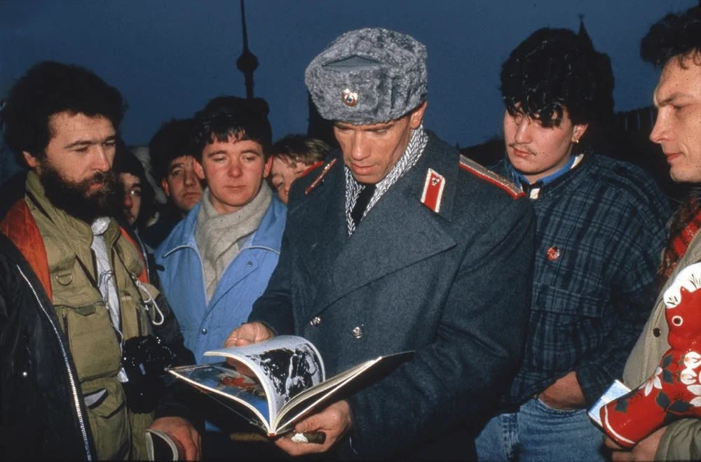 1000x660, 101 Kb / Арнольд Шварценеггер, Москва, СССР, милиционер, Красная жара, Красная площадь, шинель