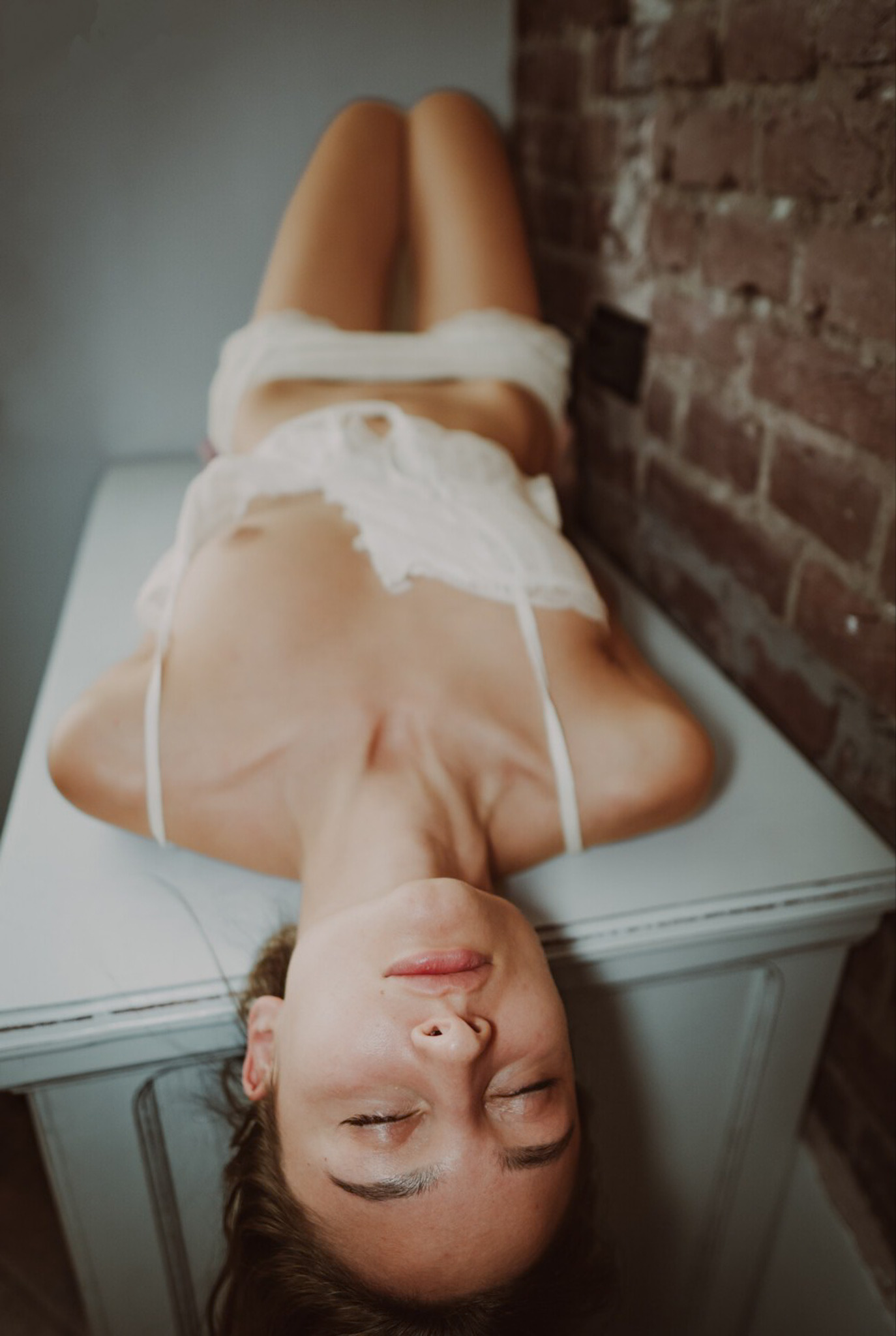 1374x2048, 317 Kb / тумбочка, стена, кирпич, трусы, ночнушка