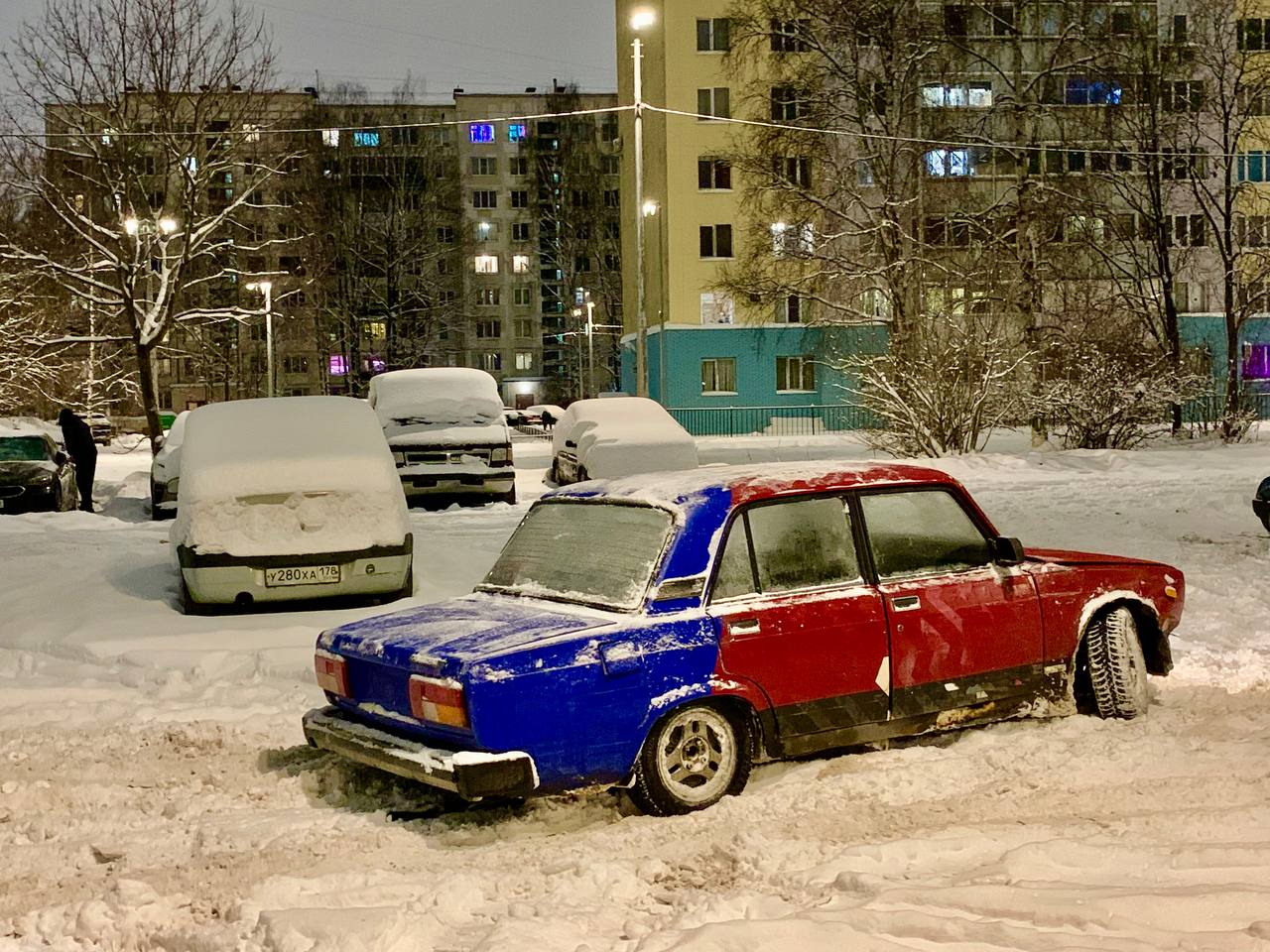 1280x960, 241 Kb / двор, снег, панелька, ваз, Лада, 2105