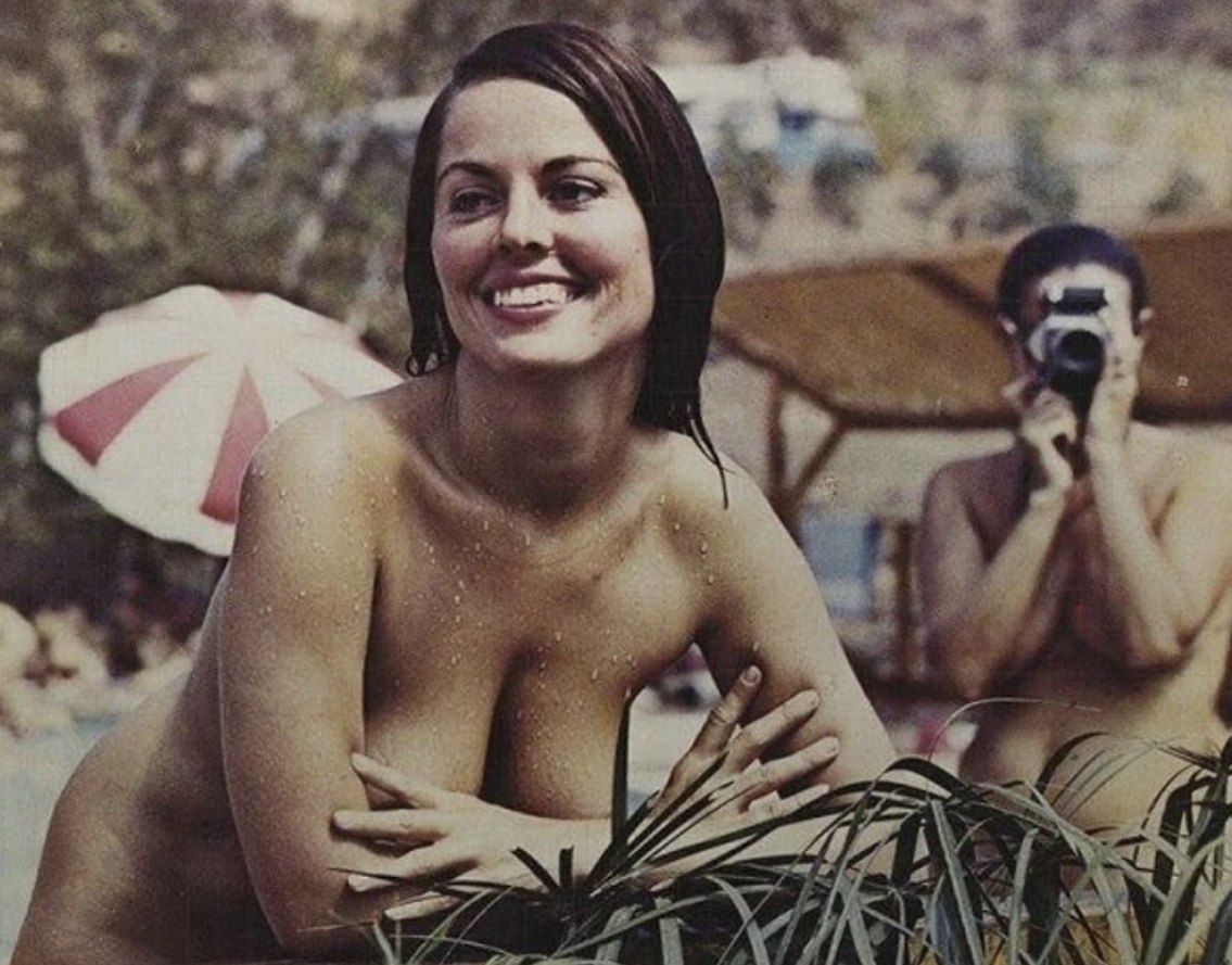1135x889, 173 Kb / голая, нудистка, пляж, фотоаппарат, бассейн, зонт, мокрая, капли