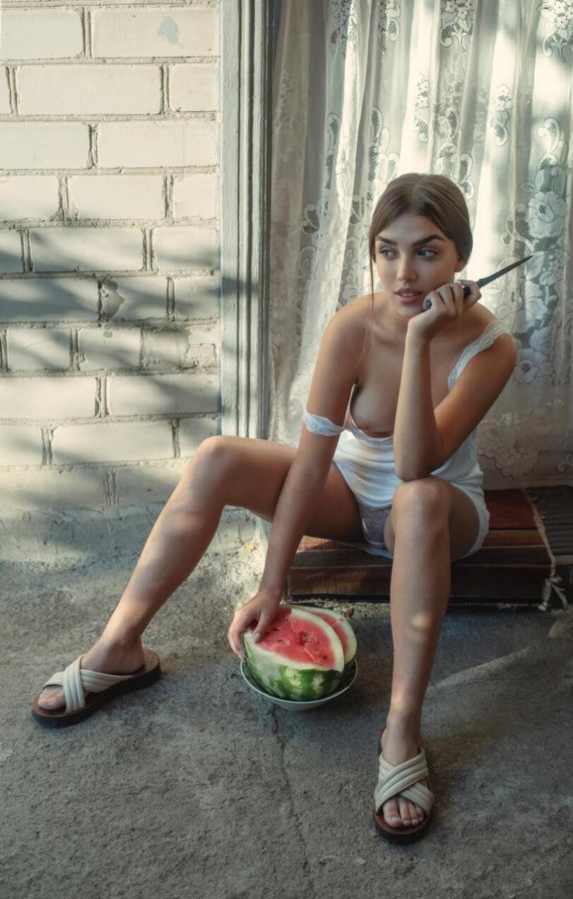 811x1272, 149 Kb / шатенка, сидит, арбуз, ножик, занавеска, шлепанцы, David Dubnitskiy, Давид Дубницкий