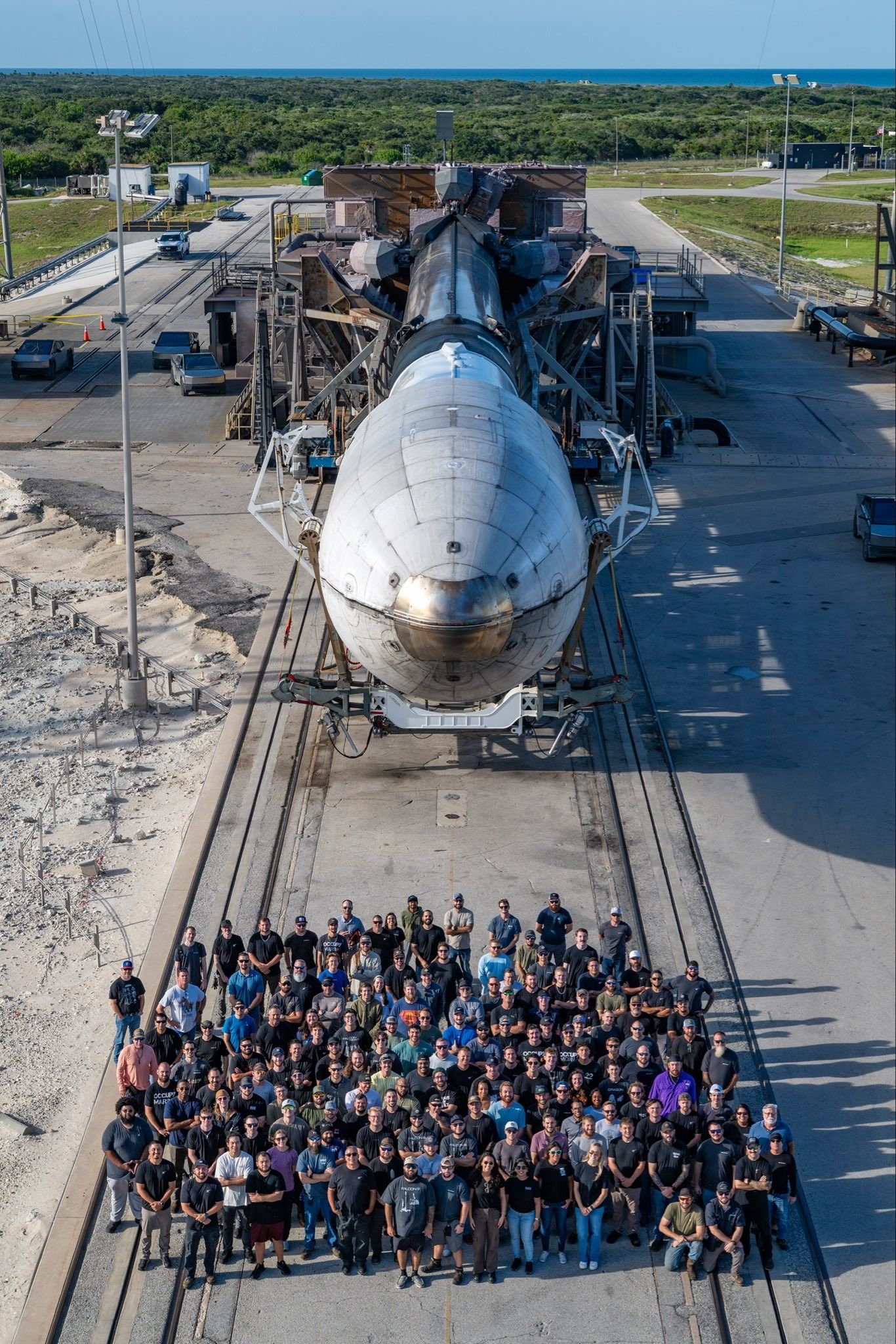 1366x2048, 618 Kb / ракета, космос, NASA, Илон Маск, SpaceX, Falcon, Starlink, США