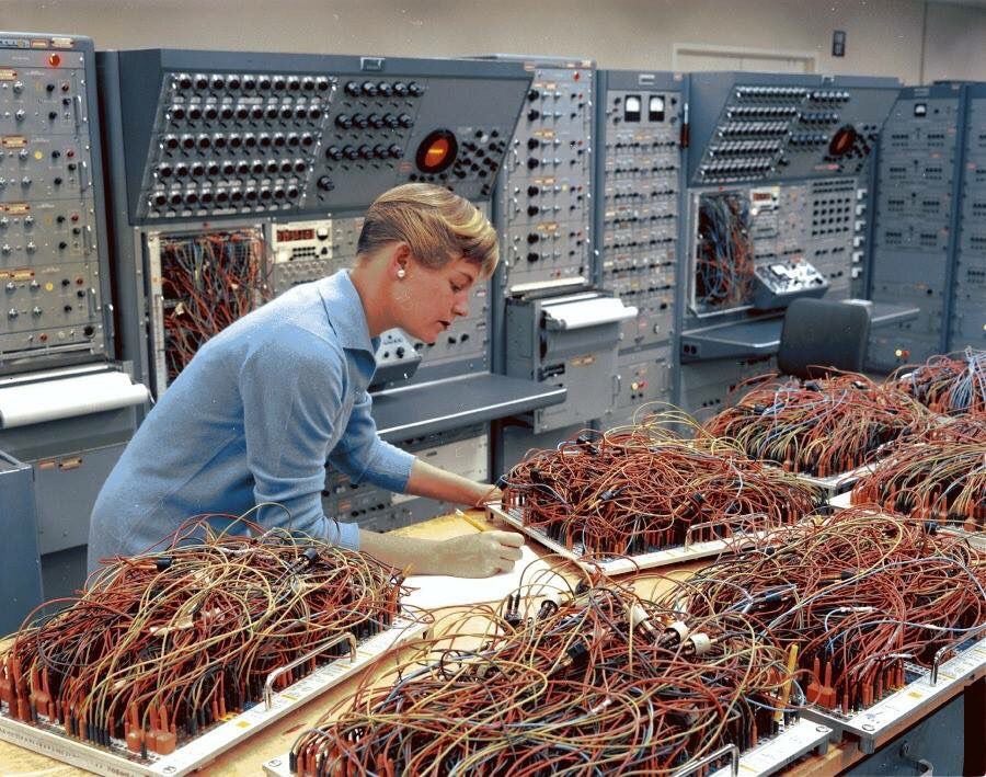 900x709, 163 Kb / компьютер, провода, платье