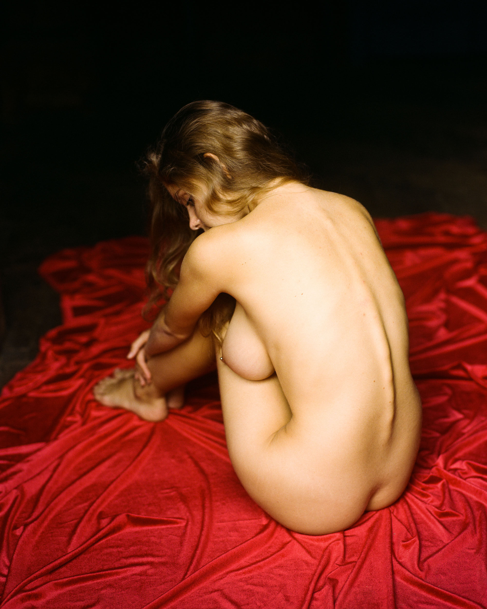 2000x2500, 564 Kb / Milena, спина, позвоночник, пирсинг, красный, простынь, Federico Ravasio