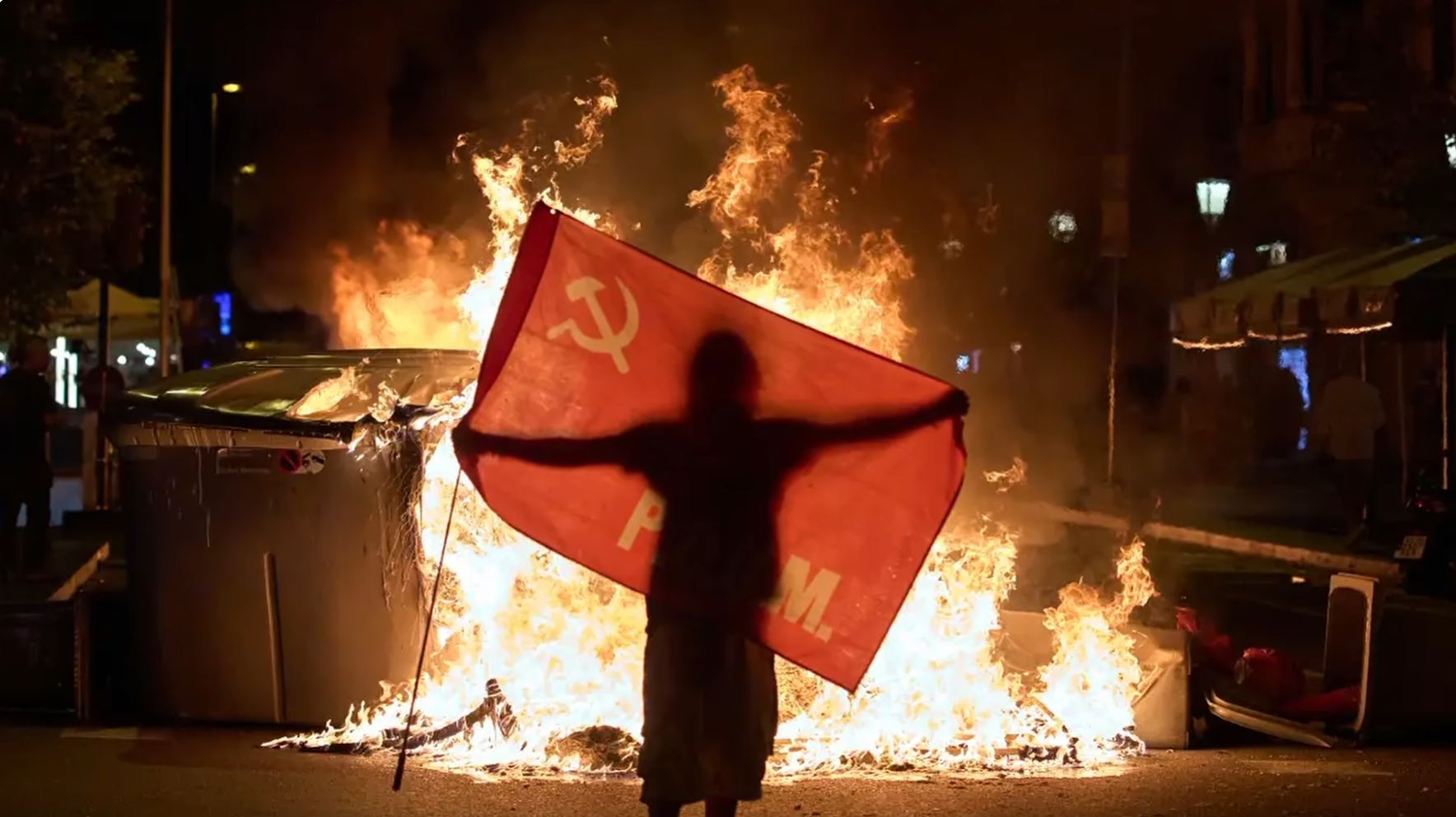 1768x993, 156 Kb / Барселона, Испания, флаг, протесты, огонь, мусорный бак, демонстрация, кризис, беспорядки