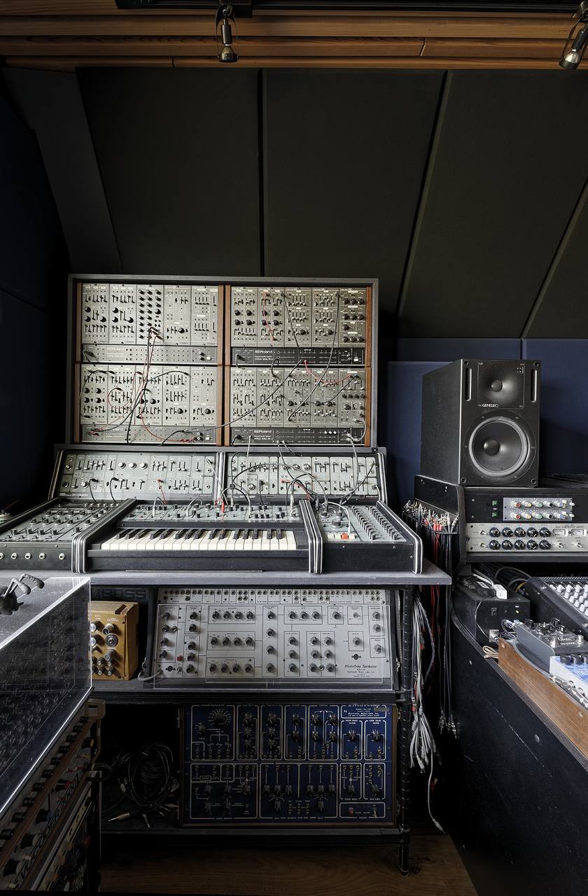 840x1280, 154 Kb / Roland, синтезатор, студия, мониторы