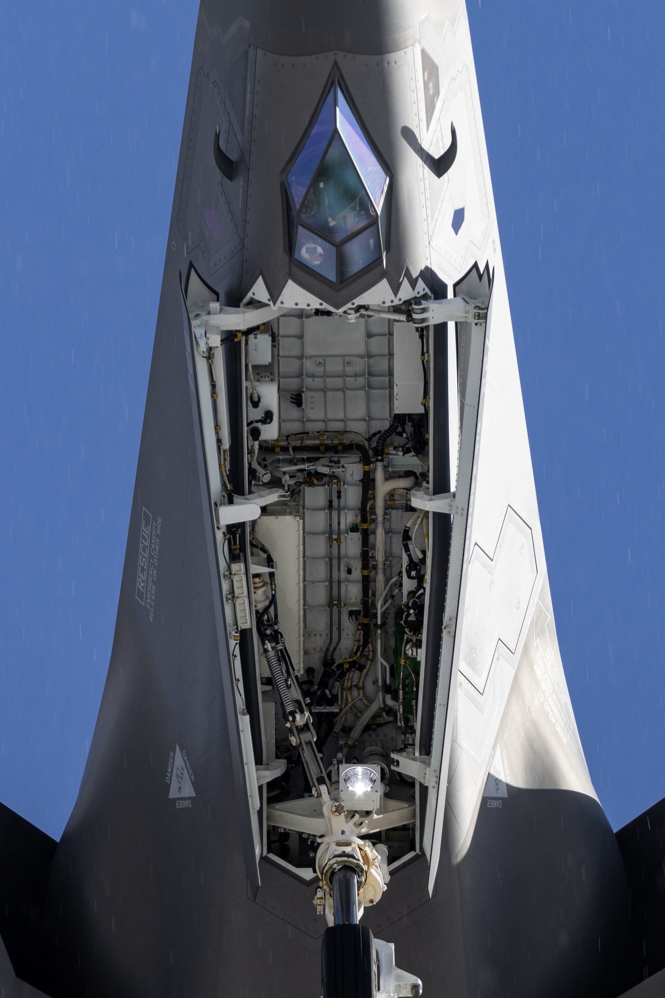 1366x2048, 403 Kb / самолет, истребитель, Lockheed Martin, F-35