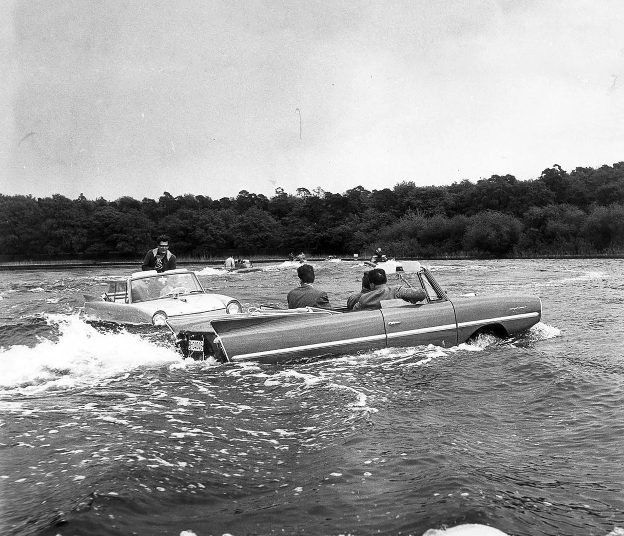 1280x1099, 326 Kb / автомобиль, классика, ретро, амфибия, Amphicar, ч/б, фотоаппарат, пиджак