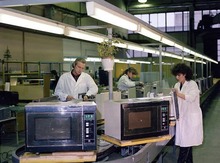 700x520, 61 Kb / микроволновка, завод, цех, халат, СССР