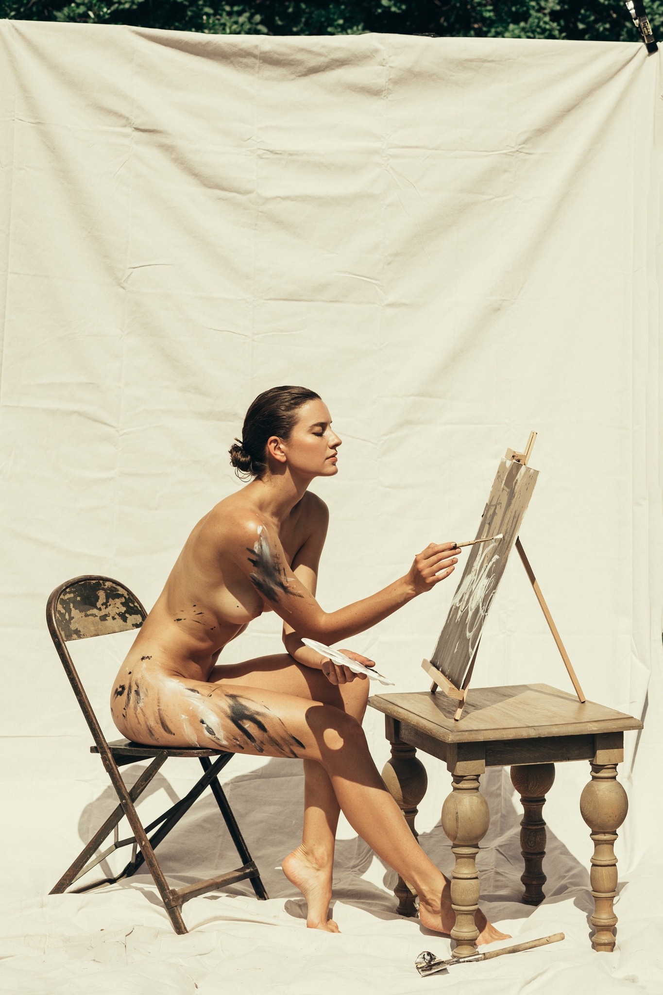 1365x2048, 488 Kb / Carleen Laronn, голая, краски, стол, мольберт, кисть, фотофон, занавес, шторы, палитра